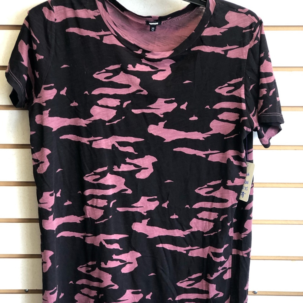 Monrow Pink & Brown Camouflaged SS Crewneck. Size XS